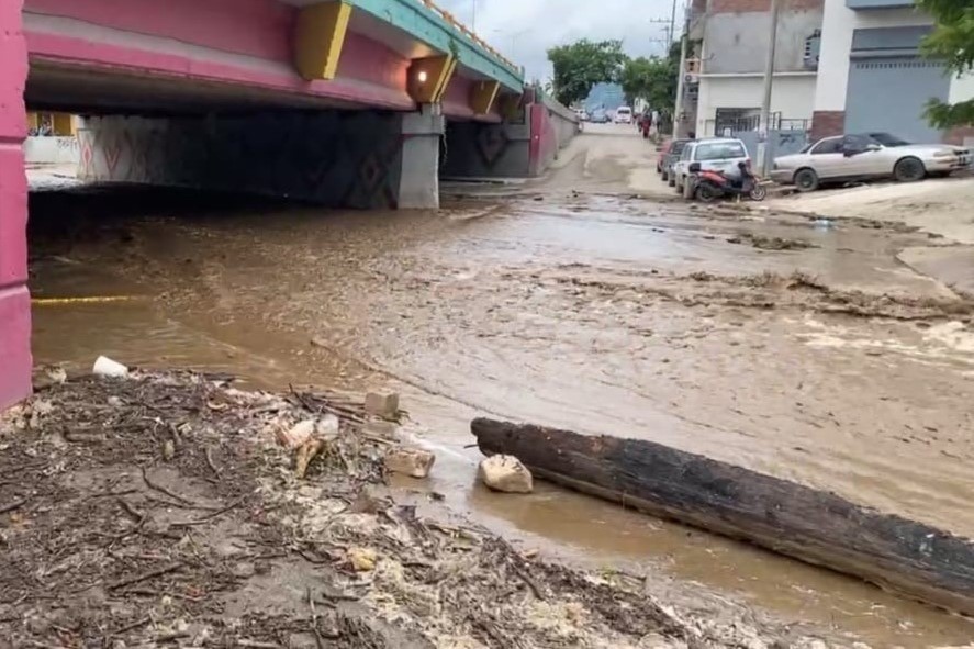 Caos en Bucerías Arroyo del Indio amenaza con arrastrar vehículos