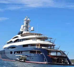 El lujoso yate del creador de Facebook, Mark Zuckerberg fue captado a su llegada a la bahía de Loreto en Baja California Sur