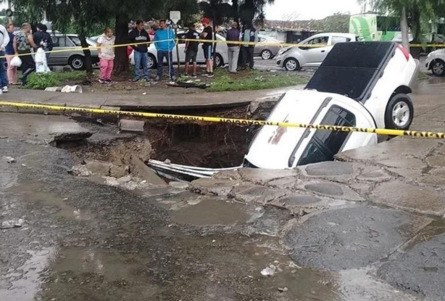 Cayó camioneta en enorme socavón formado en Ecatepec