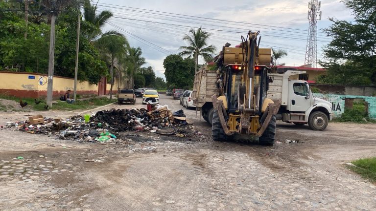 Es tanta la basura en Puerto Vallarta que metieron maquinaria