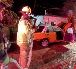 Incendian un Tsuru en Puerto Vallarta