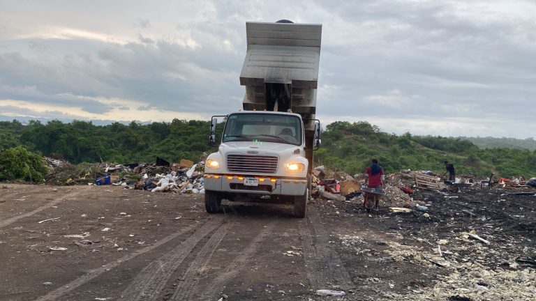 Es tanta la basura en Puerto Vallarta que metieron maquinaria