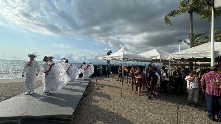 Maxiletras de Puerto Vallarta al Malecón después de ser repintadas