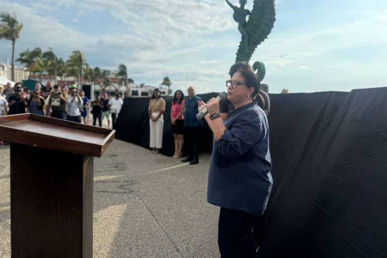 Maxiletras de Puerto Vallarta al Malecón después de ser repintadas