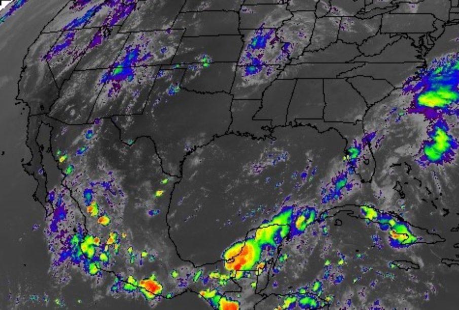 Onda tropical 18 y monzón mexicano traen lluvias a Jalisco