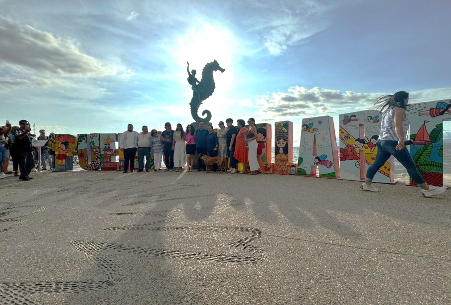 Maxiletras de Puerto Vallarta al Malecón después de ser repintadas