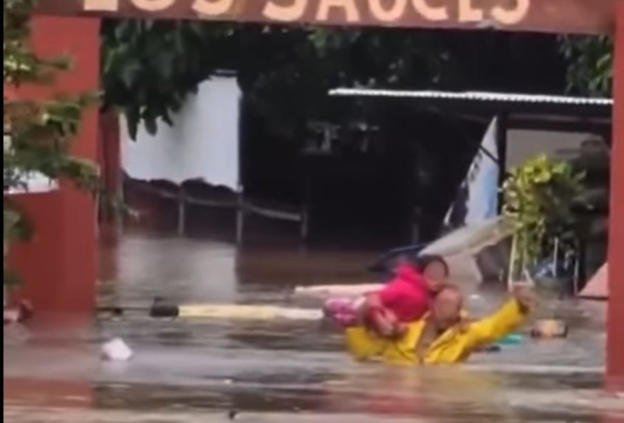 Padre de familia escapa con hija brazos, Río Compostela (Video)