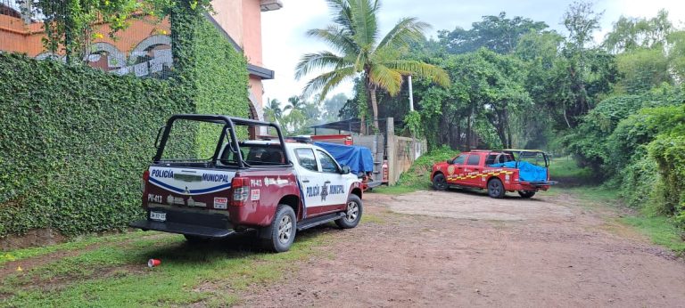 Se incendia auto deportivo en bloquera aledaña al estero El Salado