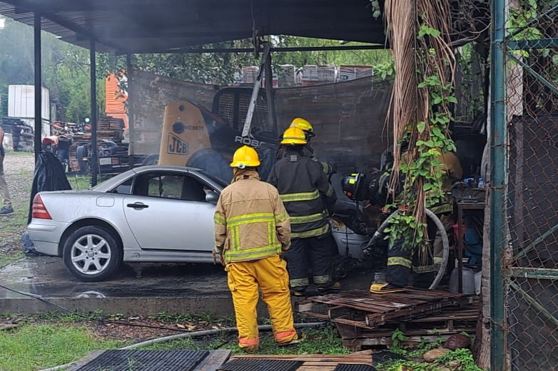 Se incendia auto deportivo en bloquera aledaña al estero El Salado