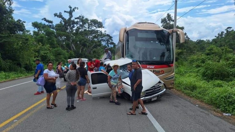 Un muerto y un herido tras choque, camión y camioneta en El Tuito