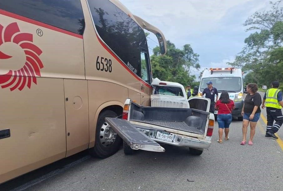 Un muerto y un herido tras choque, camión y camioneta en El Tuito