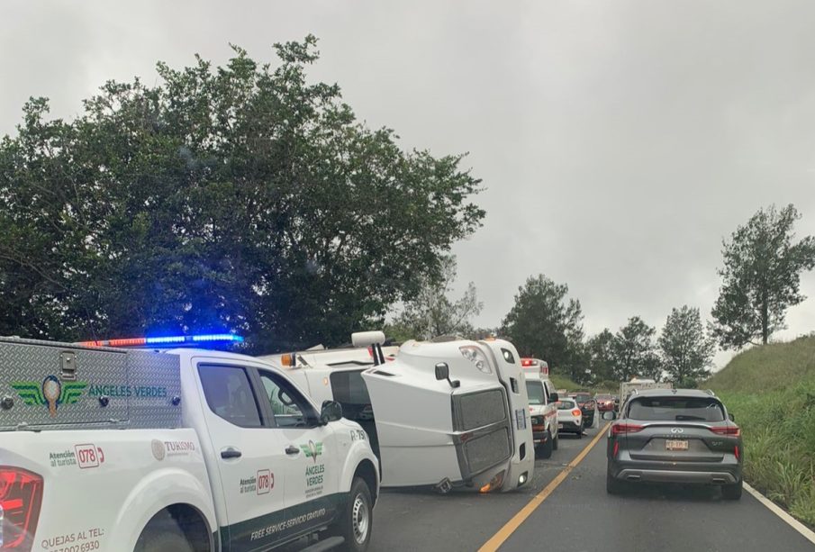 Volcadura de tráiler paso alternado en carretera 200 (video)