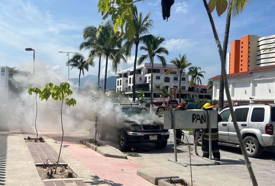 Se incendia camioneta afuera de la Clínica 42