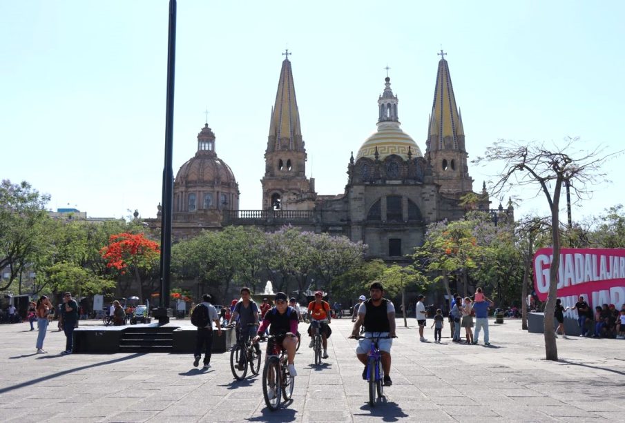 Personas caminan por la ciudad de Guadalajara