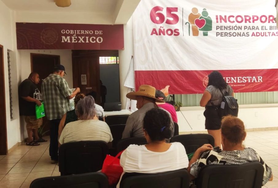 Adultos mayores hacen fila para la pensión bienestar