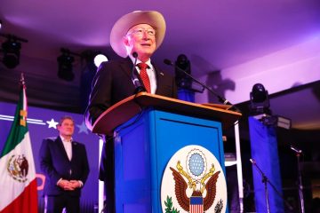 Ken Salazar da un mensaje