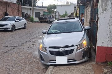 Coche que dejó daños materiales tras choque