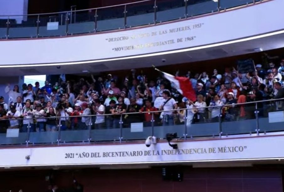 Al grito de "traidores" manifestantes Irrumpen en el Senado