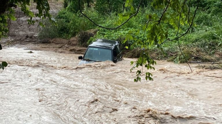 Auto es arrastrado en la 16 de Septiembre