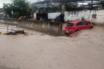 Auto es arrastrado en la 16 de Septiembre