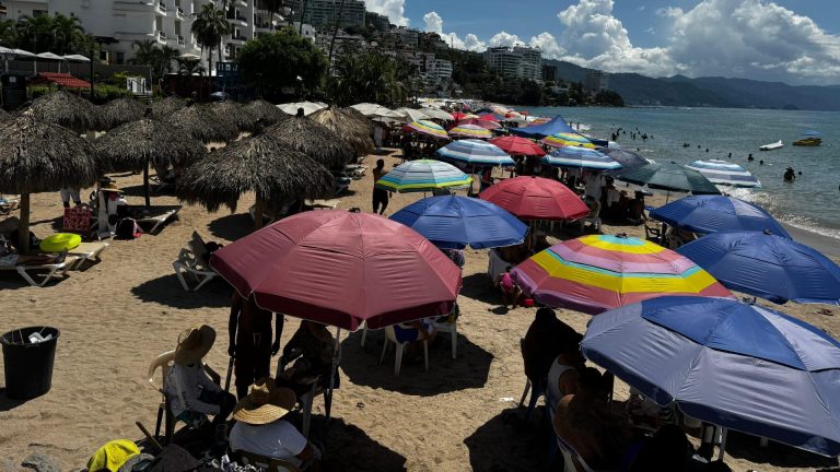 Cientos de turistas disfrutan del puente patrio en Puerto Vallarta