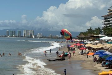 Cientos de turistas disfrutan del puente patrio en Puerto Vallarta