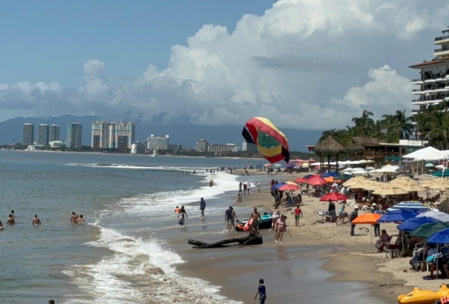 Cientos de turistas disfrutan del puente patrio en Puerto Vallarta