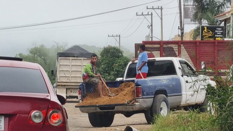 Ciudadanos Tapan baches con aserrín federal 200 Compostela -