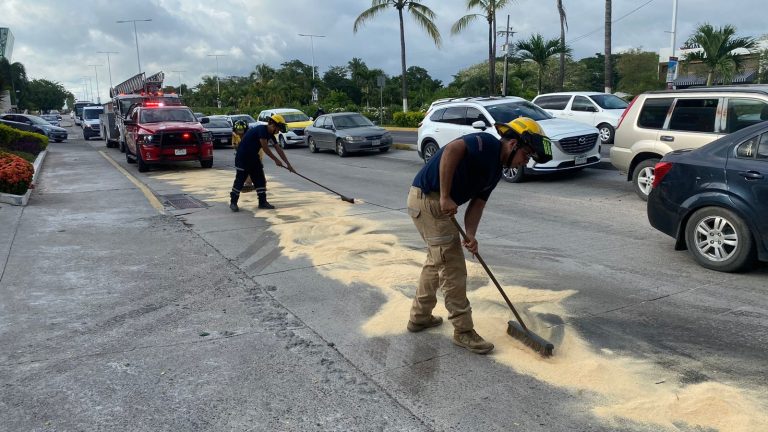 Descompostura de grúa provoca derrame aceite en Medina Ascencio