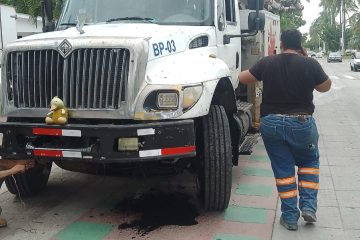 Descompostura de grúa provoca derrame aceite en Medina Ascencio