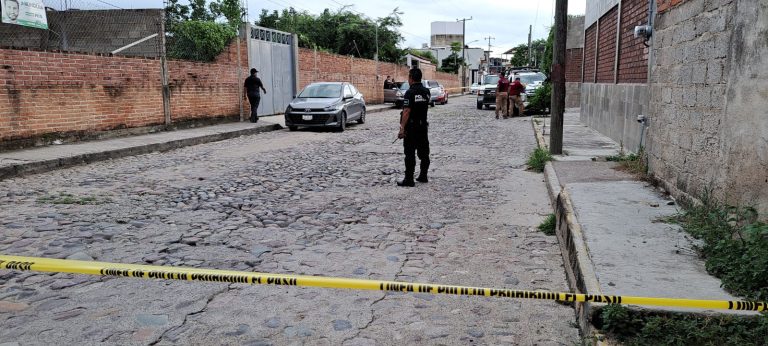 Hallan a hombre sin vida dentro de un automóvil en Palo Seco