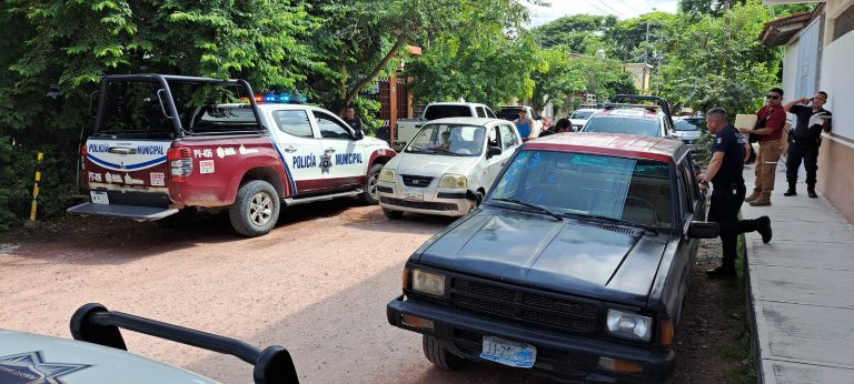 Recuperan camioneta robada en Versalles, la vendían en El Pitillal