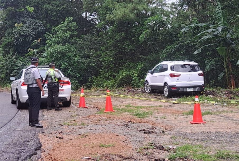 Localizan a hombre sin vida en un automóvil cerca de El Tuito