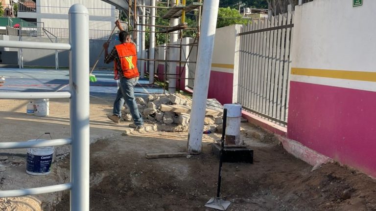 Peligrosa escuela en Puerto Vallarta ya es rehabilitada, Agua Azul