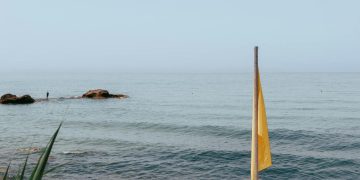 Playas de Bahía de Banderas con bandera amarilla precauciones