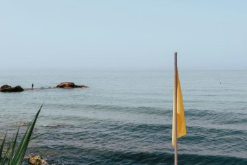 Playas de Bahía de Banderas con bandera amarilla precauciones