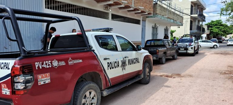 Recuperan camioneta robada en Versalles, la vendían en El Pitillal