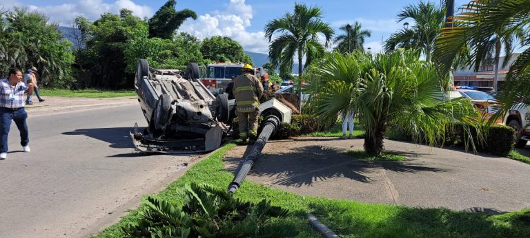 Aparatosa volcadura en Fluvial Vallarta