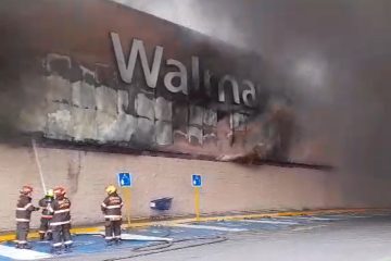 Sucursal Walmart en Guadalajara se incendia (Videos)