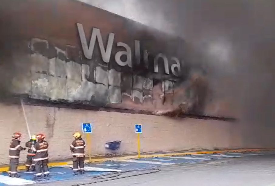 Sucursal Walmart en Guadalajara se incendia (Videos)