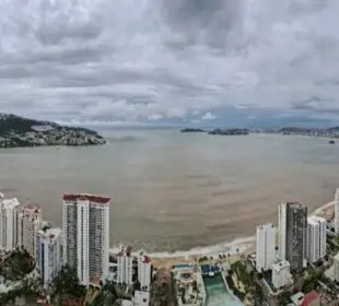 Atardecer en Acapulco tras el paso de John