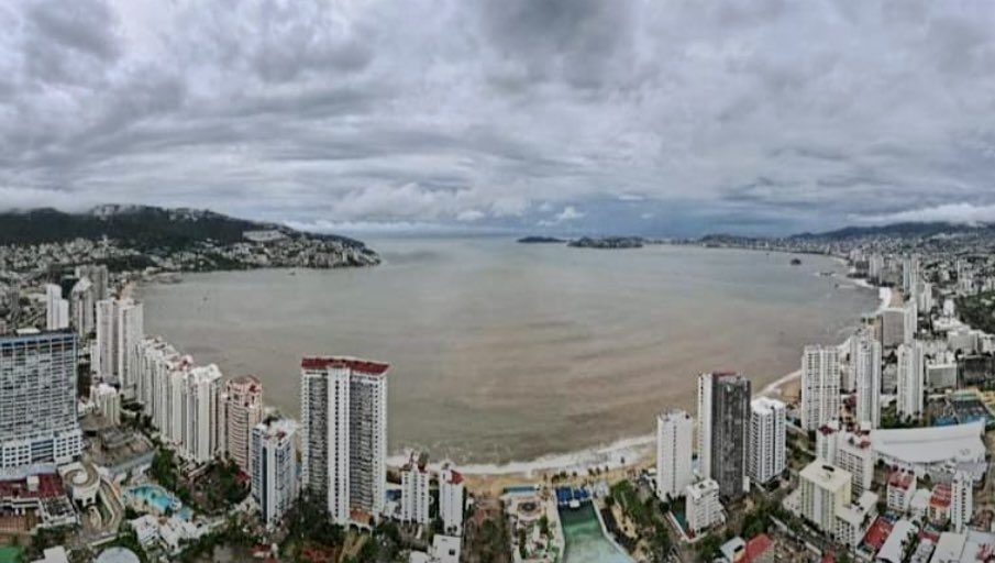 Atardecer en Acapulco tras el paso de John