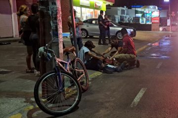 Ciclista atropellado siendo auxiliado