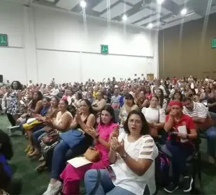 Maestros de Puerto Vallarta en entrega de computadoras