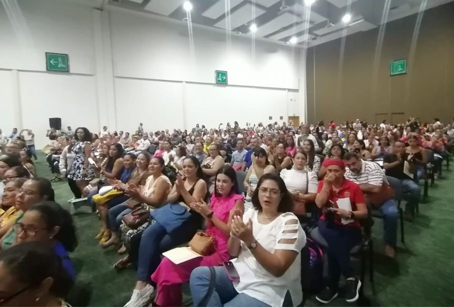 Maestros de Puerto Vallarta en entrega de computadoras