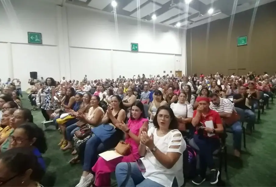 Maestros de Puerto Vallarta en entrega de computadoras