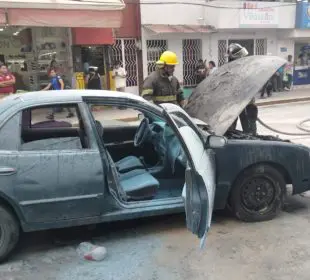 Bomberos atendiendo incendio de vehículo