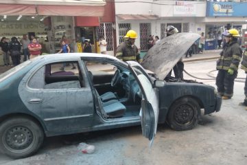 Bomberos atendiendo incendio de vehículo