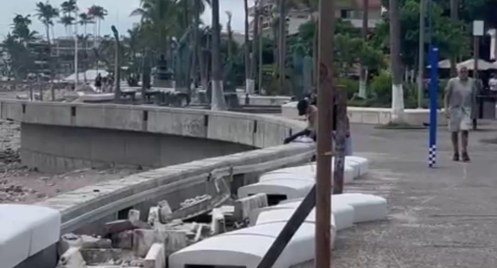 Barandas estropeadas en el malecón de Puerto Vallarta