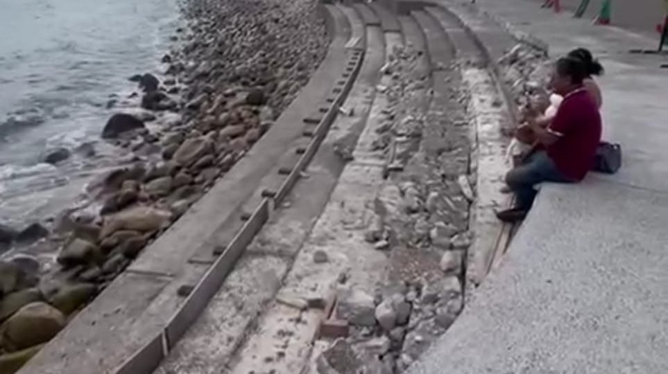 Escaleras estropeadas en el malecón de Puerto Vallarta